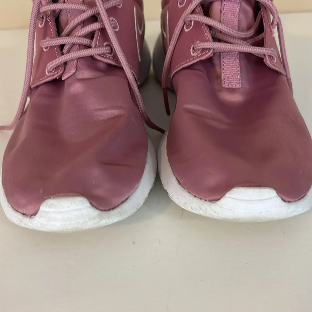 Nike Roshe One (gs) Big Kids Women’s Pink  Satin Shoes size 5Y 599729-618